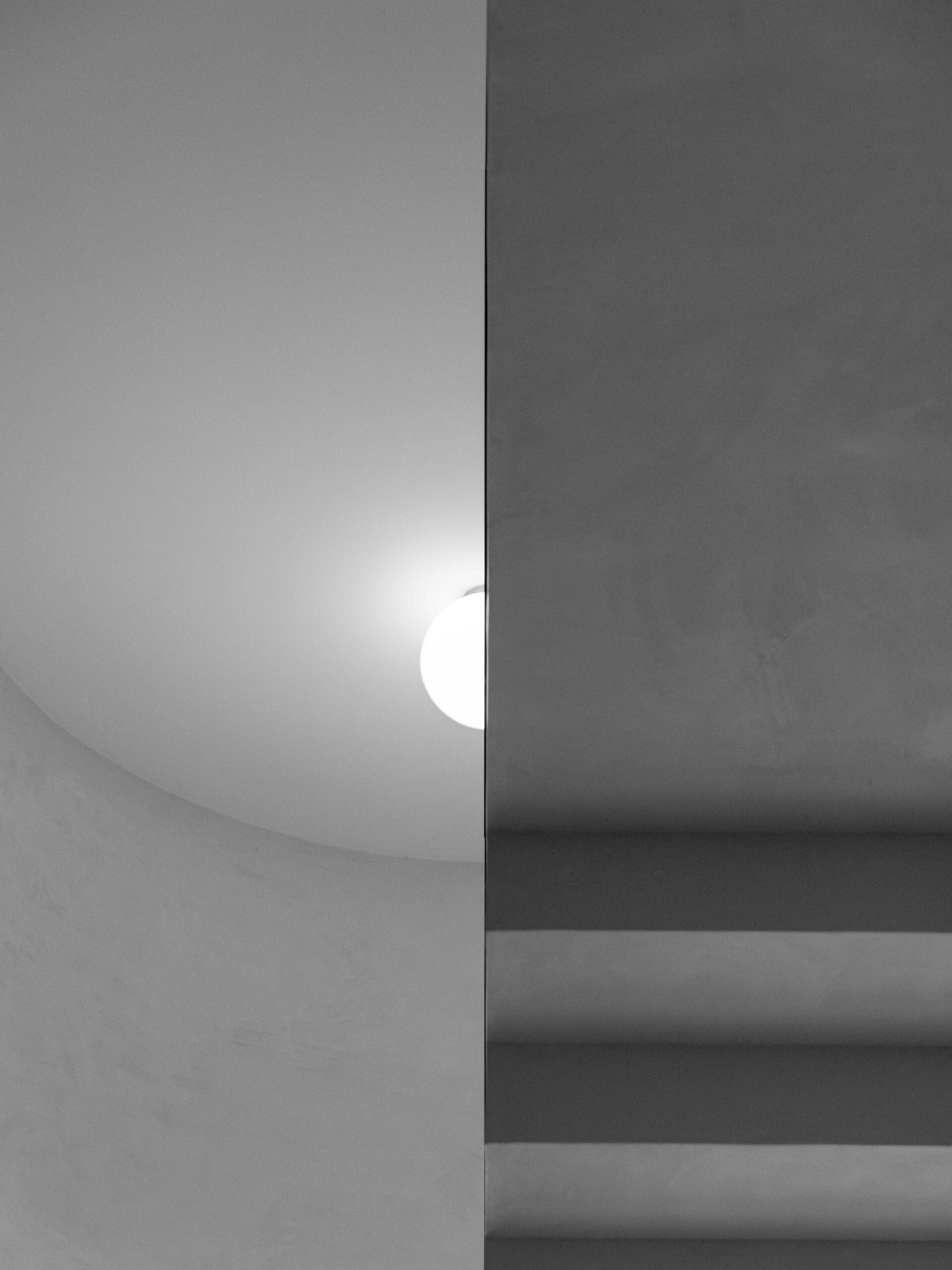 ©Aurélie Marcellak | Le couloir et l'escalier de la Villa cavrois
